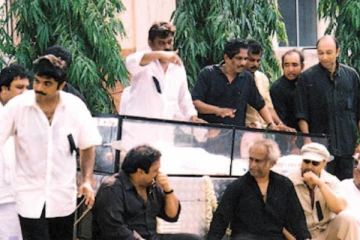 நடிகர் திலகம் சிவாஜி கணேசனின் இறுதி யாத்திரையில் ரஜினி, கமல், விஜயகாந்த்.. பலரும் பார்த்திராத வீடியோ இதோ