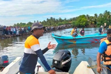 இலங்கையில்  இன்று காலை ஏற்பட்ட  துயரம் : படகு கவிழ்ந்து  மாணவர்கள்  பலி