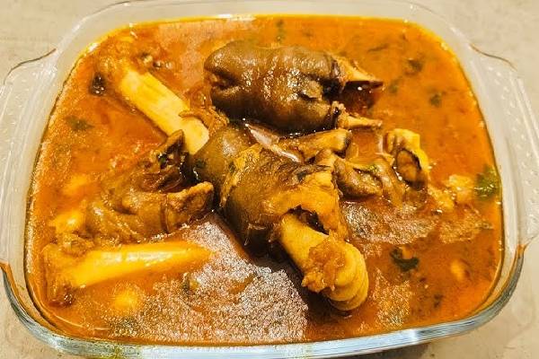 நாவூரும் சுவையில் காரசாரமான ஆட்டுக்கால் குழம்பு... இப்படி செய்து அசத்துங்க | How To Make Tasty Attukal Curry