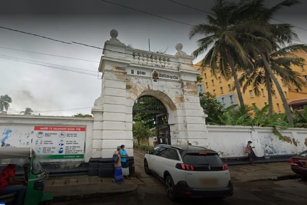 சிறையிலுள்ள மகனுக்காக மோசமான செயற்பட்ட தாய் | Mother Arrested For Bringing Food To Son In Prison சிறையிலுள்ள மகனுக்காக மோசமான செயற்பட்ட தாய் | Mother Arrested For Bringing Food To Son In Prison