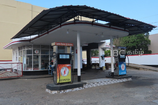 மீண்டும் எரிபொருளுக்கு தட்டுப்பாடு - முண்டியடிக்கும் மக்கள் (காணொளி) | Ceypetco Fuel Price In Sri Lanka Today Fuel Live