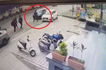 கார் மோதியதில் 20 அடி தூரம் தூக்கி வீசப்பட்ட நபர் - கடைசியில் நிகழ்ந்த சோக சம்பவம்