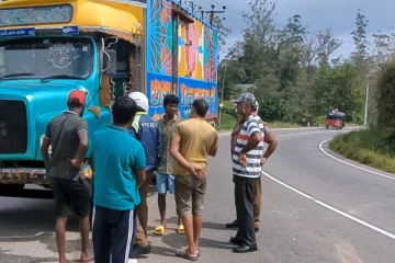 இரு இளைஞர்களின் வாழ்வை பறித்த லொறி ; தமிழர் பகுதியில் சம்பவம்