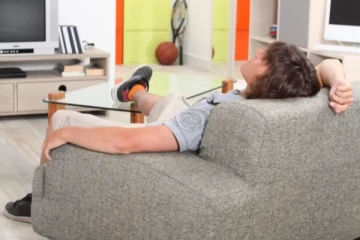 பிரித்தானியாவில் வேலைக்குச் செல்லாமல் வீட்டில் சும்மா இருக்கும் 270,000 இளைஞர்கள்