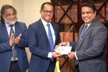 පාර්ලිමේන්තු මන්ත්‍රීවරුන්ට අලුතෙන්ම මුද්දර දෙකක් නිකුත් කරයි