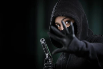 பெண் வேடமிட்டு வந்த கொள்ளையனுக்கு அதிர்ச்சி கொடுத்த பெண்