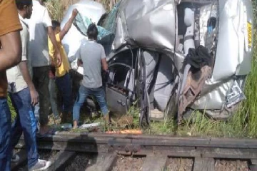 தண்டவாளத்தில் விழுந்த கார் தப்பியது