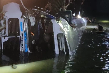 බස් රථයක් පාලමක ගැටී ගගට පෙරළෙයි - 8 දෙනෙකු ජීවිතක්ෂයට