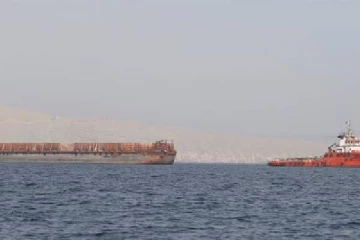 துறைமுகத்தில் சரக்குகளுடன் வெடித்து சிதறிய கப்பல்!