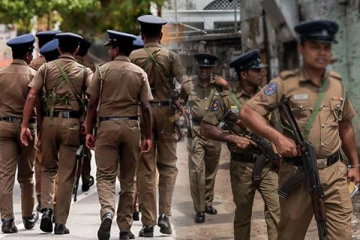 கொழும்பில் பொலிஸார் போன்று நடித்து பொது மக்களை ஏமாற்றும் கும்பல்