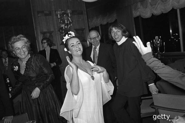 பிரபல நடிகை அணிந்திருந்த நெக்லஸ்: இந்தியர்களை வருந்தச் செய்துள்ள விடயம் | Indians Fume Over Margot Robbie Taj Mahal Necklace பிரபல நடிகை அணிந்திருந்த நெக்லஸ்: இந்தியர்களை வருந்தச் செய்துள்ள விடயம் | Indians Fume Over Margot Robbie Taj Mahal Necklace