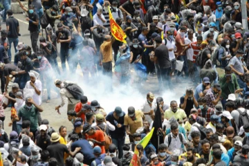 கொழும்பில் படையினருக்கும் போராட்டக்காரர்களுக்கும் இடையில் மோதல்! 75 பேர் வைத்தியசாலையில் அனுமதி