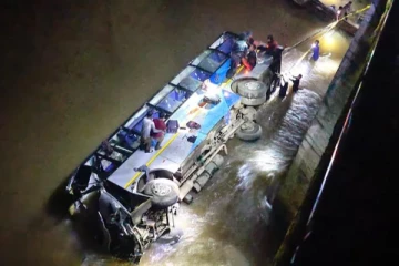 மேம்பாலத்தில் இருந்து கீழே உருண்டு விழுந்த பேருந்து! சம்பவ இடத்திலே பலர் பலியான சோகம்: துயர சம்பவம்