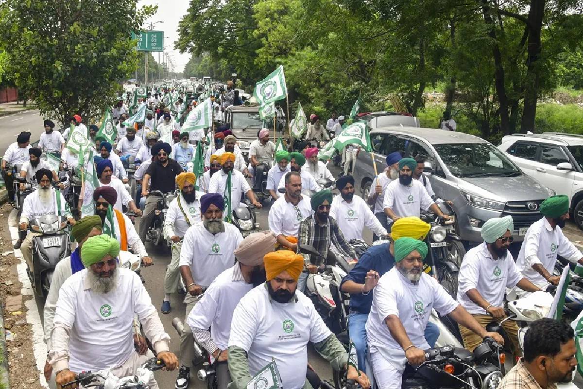 இந்திய - அமெரிக்க வர்த்தக ஒப்பந்தம்: டெல்லி நோக்கி வந்த விவசாயிகள் தடுத்து நிறுத்தம்! சூடுபிடித்துள்ள போராட்டக்களம் | Shambhu Farmers March Delhi Stoped Haryana Border இந்திய - அமெரிக்க வர்த்தக ஒப்பந்தம்: டெல்லி நோக்கி வந்த விவசாயிகள் தடுத்து நிறுத்தம்! சூடுபிடித்துள்ள போராட்டக்களம் | Shambhu Farmers March Delhi Stoped Haryana Border