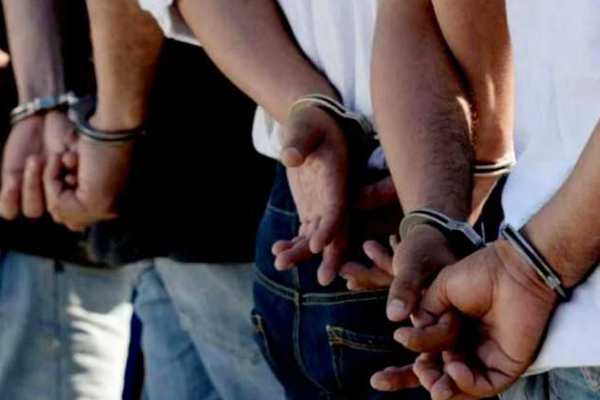 வீட்டுக்குள் அத்துமீறிய கும்பலின் வெறிச்செயல்.. ஆயுதங்களுடன் ஐவர் கைது! | 5 Arrested In Kalutara