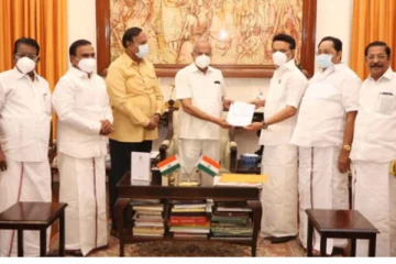தமிழக ஆளுநரை நேரில் சந்தித்து ஆட்சி அமைக்க உரிமைக் கோரினார் மு.க.ஸ்டாலின்!