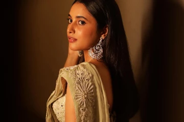 அழகிய உடையில் பிரியங்கா அருள்மோகன் போட்டோஷூட்