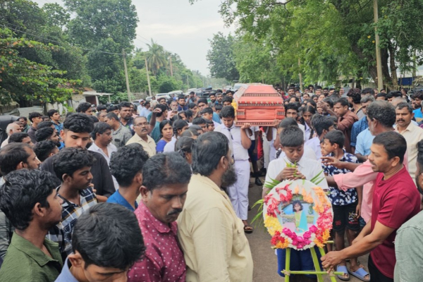 முல்லைத்தீவு சிறுமி மரணம்; மாணவிகள் செய்த செயல் | Mullaitivu Girl Funeral Friends Carried Body