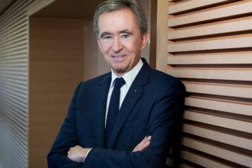 அமேசன் நிறுவனரை   பின் தள்ளி உலகின் நம்பர் 1 பணக்காரரான நபர்!