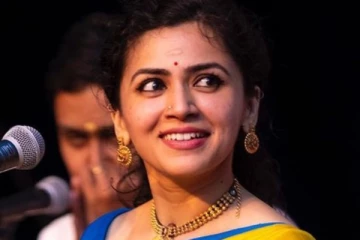 வருங்கால கணவருக்கு நெருக்கமாக முத்தம் கொடுத்த சூப்பர் சிங்கர் மாளவிகா.. அழகிய ஜோடி