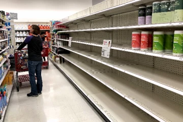 உணவு பொருட்களுக்கு   பாரிய தட்டுப்பாடு;  வெறுமையான பிரான்ஸ் சுப்பர் மார்க்கெட்டுகள்!