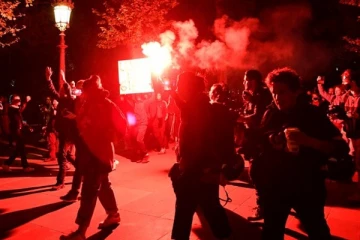 பாரிஸில் வெடித்தது பெரும் போராட்டம்!! பிரெஞ்சு காவல்துறை அதிரடி நடவடிக்கை