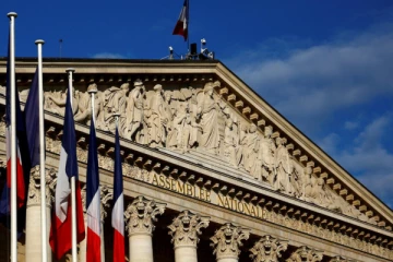 பிரான்ஸில் ஆட்சி கவிழ்ப்பு; 60 ஆண்டுகளில் இதுவே முதல்முறை!