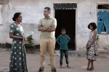 அடிப்படை வசதியற்று எதிர்காலத்தை தேடும் இளம் குடும்பம்