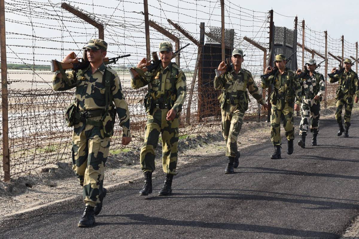 ஊடுருவலை தடுக்க எல்லையில் பாம்பு, முதலைகளை வளர்க்க இந்தியா திட்டம் | Bsf Consider Snake To Use In Bangladesh Border