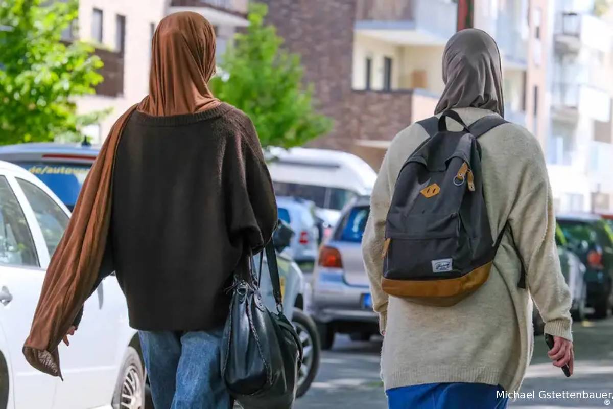 ஜேர்மனியில் வாழ்பவர்களில் புலம்பெயர்தல் பின்னணி கொண்டவர்கள் எத்தனை பேர்? | 1 In 4 German Residents Are Migrants ஜேர்மனியில் வாழ்பவர்களில் புலம்பெயர்தல் பின்னணி கொண்டவர்கள் எத்தனை பேர்? | 1 In 4 German Residents Are Migrants