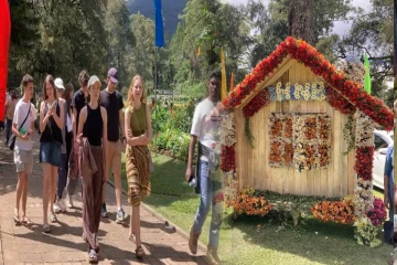 நுவரெலியாவில் கண்கவரும் மலர் கண்காட்சி ஆரம்பம் - கண்டு ரசிக்கும் சுற்றுலா பயணிகள்