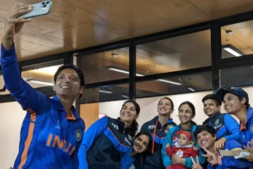 பாகிஸ்தான் வீராங்கனையின் குழந்தையை கொஞ்சி விளையாடும் இந்திய வீராங்கனைகள்- வைரல் வீடியோ