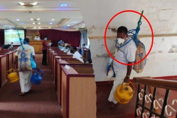 கழுத்தில் தூக்கு கயிற்றினை அணிந்து சபைக்கு வந்த உறுப்பினர்!