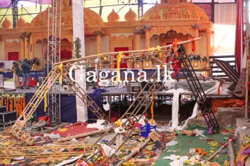 කෝවිලක වේදිකාවක් කඩා වැටී කාන්තාවක් ජීවිතක්ෂයට. - (VIDEO)