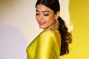 ராஷ்மிகா சேலையில் அழகிய போஸ்