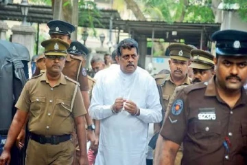 சரண குணவர்தனவின் தண்டனையை குறைப்பதாக இலஞ்சம் பெற்ற நீதிமன்ற உதவியாளருக்கு நேர்ந்த கதி
