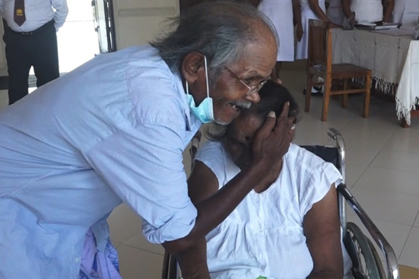 யுத்தம் காரணமாக பிரிந்த தம்பதி 33 வருடங்களின் பின் சந்திப்பு! | The Couple Separated Due War Meet After 33 Years