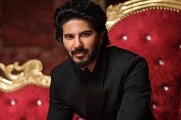 துல்கர் சல்மானிடம் மேடையில் தவறாக நடந்த ரசிகை.. ஷாக் ஆன நடிகர்