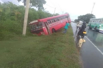 மன்னார் நோக்கி சென்ற பேரூந்து வீதியை விட்டு விலகி விபத்து; மயிரிழையில் உயிர்த்தப்பிய பயணிகள்!