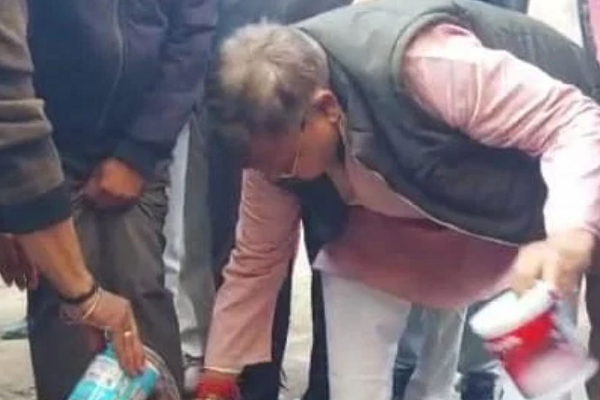 சாலை சரியில்லை - புகாரளித்த நபரின் காலை கழுவி மன்னிப்பு கேட்ட அமைச்சர்! | Minister Pradhuman Singh Washes Leg To Man