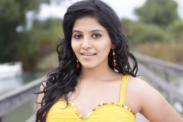 பிச்சைக்காரர்களுடன் தியேட்டர் வாசலில் படுக்கவைத்த இயக்குநர் - அஞ்சலி வேதனை