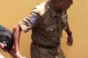 ඔබත් පරිස්සමෙන් පහර කෑ බවට හඩමින් පැමිණ උදව් කරන්න ගිය කෙනාට කරපු දේ..