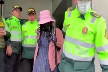 மாணவி போன்று வேடமணிந்து பள்ளி கழிவறையில் பதுங்கியிருந்த 40 வயது நபர்!