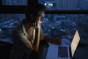 நைட் ஷிப்ட் வேலை செய்பவரா! ஜாக்கிரதையா இருங்க.. எந்த நேரத்திலும் இவை உங்களை தாக்கலாம்