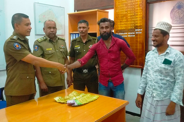 வீதியில் கண்டெடுக்கப்பட்ட 5 இலட்சம் ரூபா; இளைஞர் செய்த செயல்! | 5 Lakh Rupees Found Street The Act Of Youth