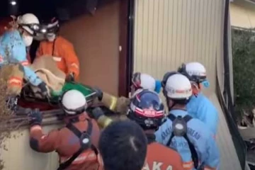 බිහිසුණු භූකම්පනයෙන් දින හතරකට පසුව බේරාගත් කාන්තාව - (VIDEO)