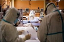 இலங்கைக்குள் நேற்று கண்டறியப்பட்ட கொரோனா தொற்றாளிகளில் இங்கிலாந்தில் வந்த மூவரும் அடையாளம்