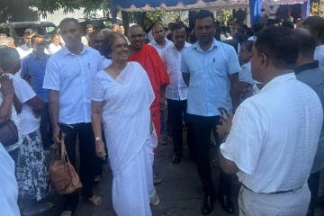 පඤ්ඤාකර හිමිට හීල් දානය දෙන්න චන්ද්‍රිකාත් ඇවිත්