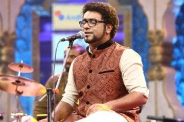 பிரபல பாடகர் ஹரிசரணின் மனைவியை பார்த்துள்ளீர்களா?- இதோ அவரின் கியூட் போட்டோ