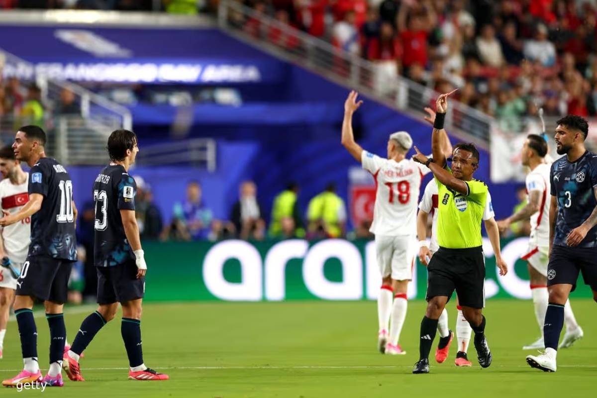 Fifa உலகக் கிண்ணம்: வாயை மூடியதற்காக வெளியேற்றப்பட்ட முதல் வீரர் | Player Sent Off Covering Mouth Fifa உலகக் கிண்ணம்: வாயை மூடியதற்காக வெளியேற்றப்பட்ட முதல் வீரர் | Player Sent Off Covering Mouth